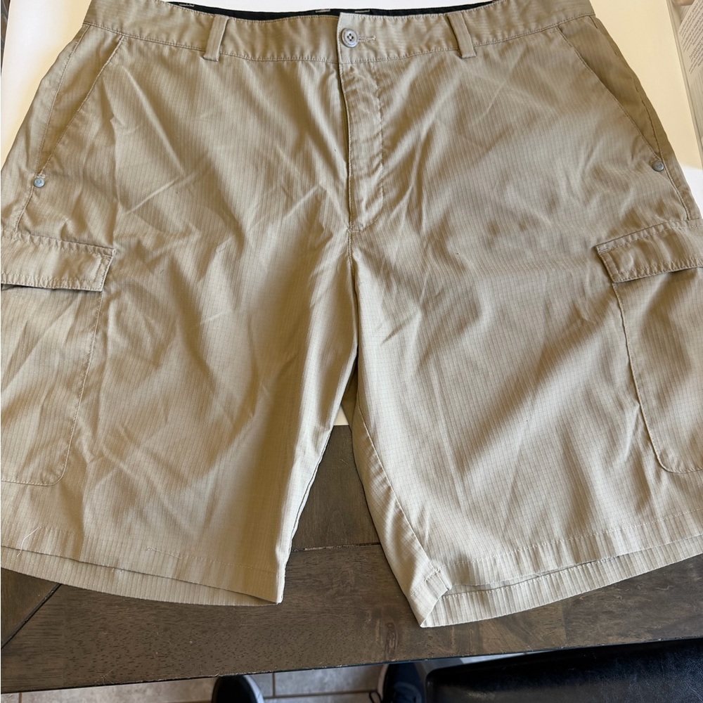 Under Armour Men's Tan Cargo Shorts